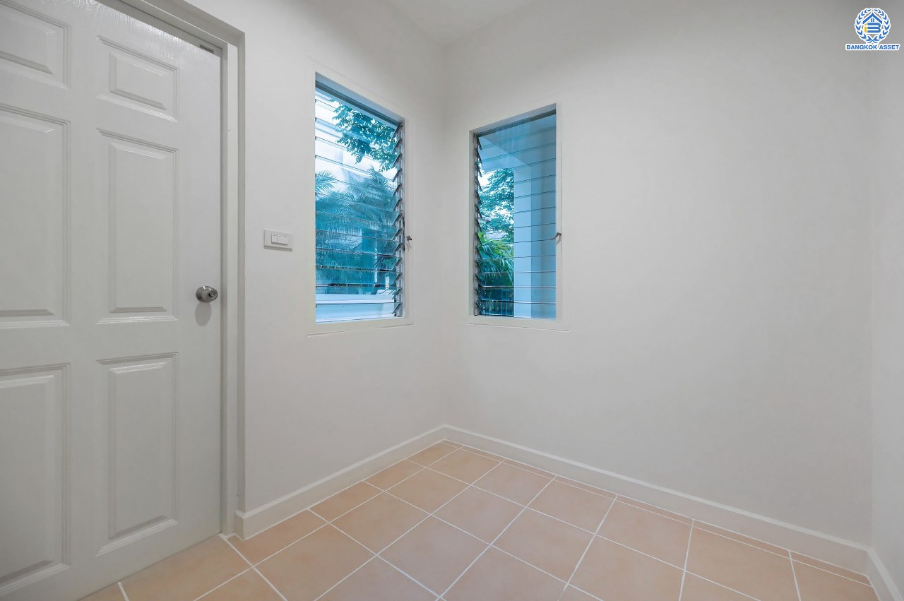 บ้านตกแต่งใหม่ โครงการ มัณฑนา  วัดพระเงิน ตกแต่งหรูหราดีไซน์สุด Classic เนื้อที่ 85.6 ตร.ว ฟังก์ชันจัดเต็ม 3 ห้องนอน 4 ห้องน้ำ 1 ห้องแม่บ้าน จอดรถได้ถึง 2 คัน เชื่อมต่อถนนกาญจนาฯ ใกล้รถไฟฟ้าสายสีม่วง "สถานีสามแยกบางใหญ่" และทางด่วน "ศรีรัช" รายล้อมด้วยสิ่งอำนวยความสะดวกมากมาย